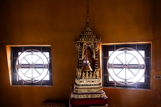 Antigua construcción estupa reliquias de Buda en Phra That Chedi Si Pho Thong de Wat Tha It templo para la gente tailandesa viajar visitar y respetar orar bendición deseo santo en la ciudad de Angthong en Ang Thong Tailandia