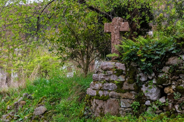 Antigua cruz de piedra