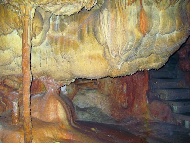 Antigua cueva kárstica con estalactitas y estalagmitas, cueva de Petralona Grecia Cenote techo