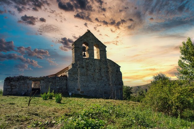 antigua ermita con hermoso cielo