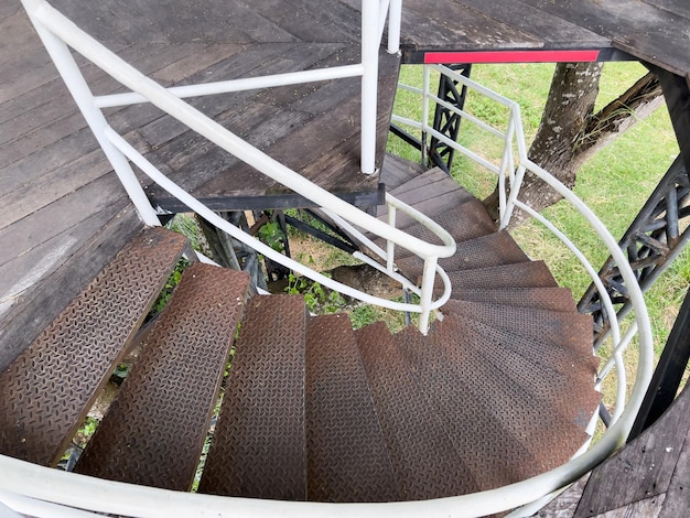 La antigua escalera de caracol de metal de la atalaya en el parque nacional, vista frontal para el espacio de la copia. | Foto Premium La Antigua Escalera De Caracol De Metal De La Atalaya En El Parque Nacional, Vista Frontal Para El Espacio De La Copia. | Foto Premium