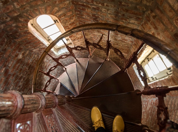 Antigua escalera de caracol de metal en el interior del antiguo faro en Lituania Klaipeda