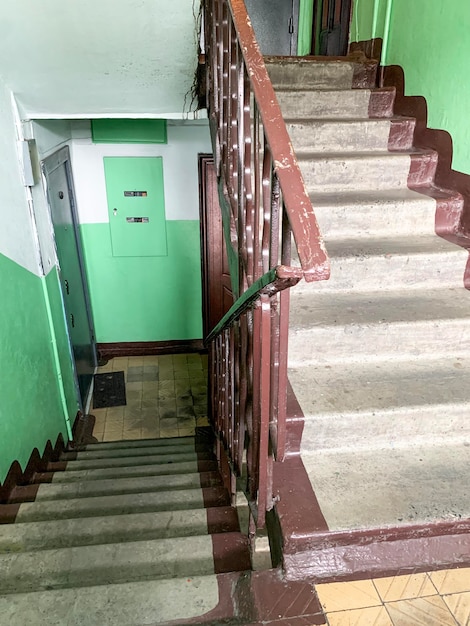 Una antigua escalera soviética y una entrada en un edificio de gran altura Escalera de hormigón en la entrada