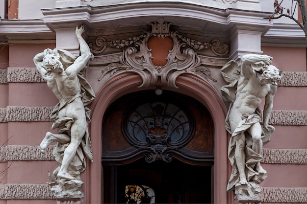 Una antigua escultura de piedra en la fachada de la Casa de los Científicos en Lviv.