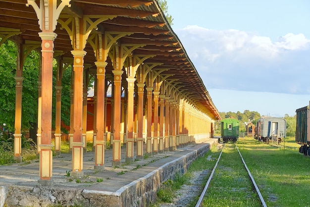 Antigua estación de ferrocarril de madera construida en 1904 y. Haapsalu, Estonia.