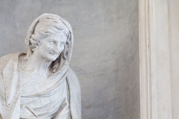 Antigua estatua de una anciana en una iglesia italiana cerca de Turín, en el norte de Italia