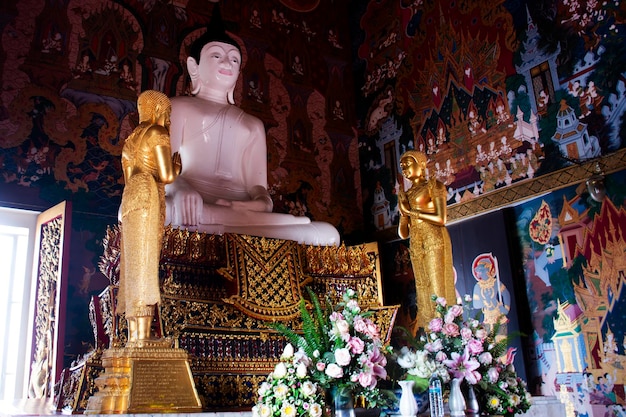 Antigua estatua blanca de Buda en la antigua sala ubosot para el pueblo tailandés viajeros viajes visita respeto rezar bendición deseo misterio santo en el templo Wat Phra Khao el 31 de octubre 2023 en Ayutthaya Tailandia