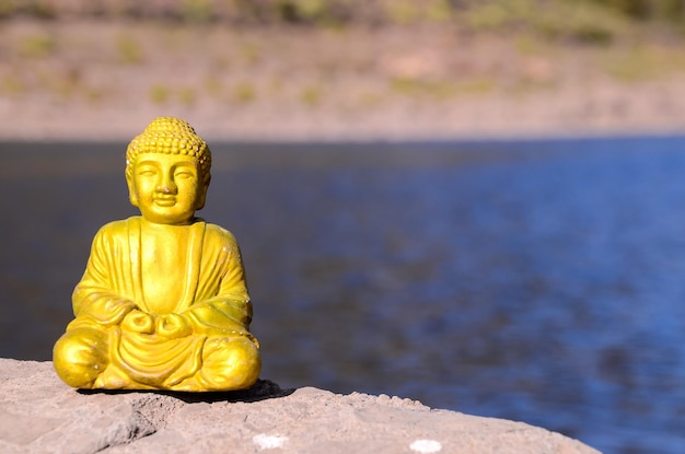 Una antigua estatua de Buda cerca del océano