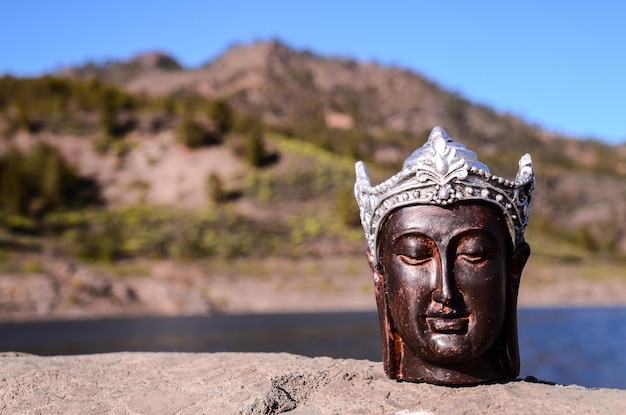 Una antigua estatua de Buda cerca del océano