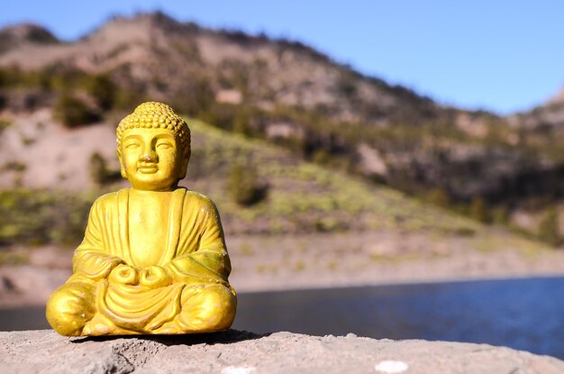 Una antigua estatua de Buda cerca del océano