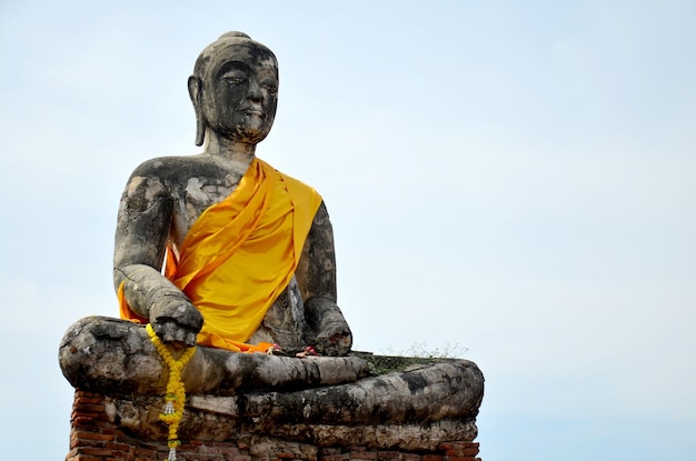 Antigua estatua de Buda y edificio antiguo en el templo Wat Worachet Tharam en el parque histórico de Ayutthaya en Ayutthaya Tailandia