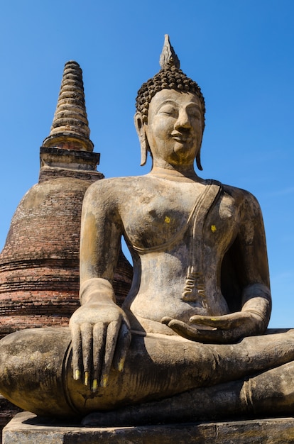 Antigua estatua de Buda y estupa