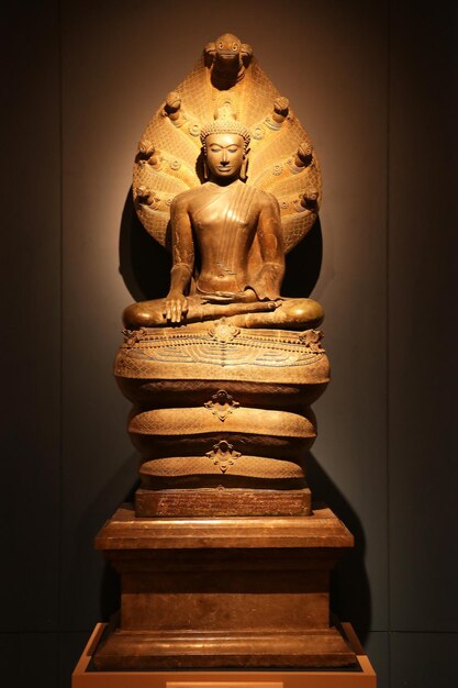 Foto la antigua estatua de buda protegida por naga hood fue construida alrededor del siglo xv y se muestra en el museo nacional de tailandia