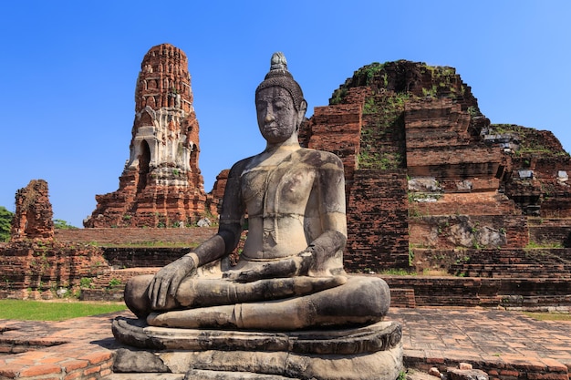 Antigua estatua de buda en el templo wat mahathat, Ayutthaya Tailandia