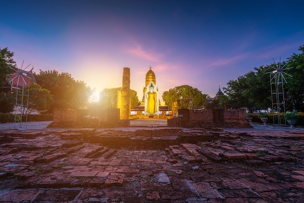 La antigua estatua de Buda en Wat Phra Si Rattana Maha, también conocida coloquialmente como Wat Yai, es un templo budista wat. Es un gran turista es atracción de lugares públicos PhitsanulokThailand