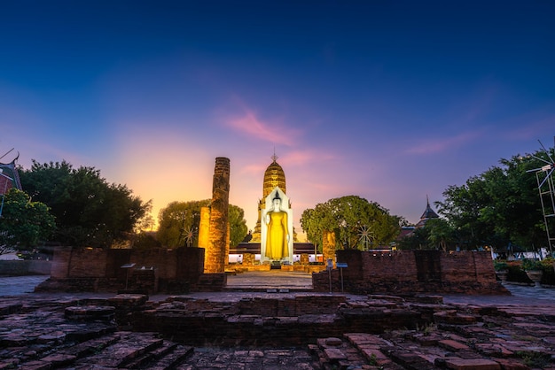 La antigua estatua de Buda en Wat Phra Si Rattana Maha, también conocida coloquialmente como Wat Yai, es un templo budista wat. Es un gran turista es atracción de lugares públicos PhitsanulokThailand