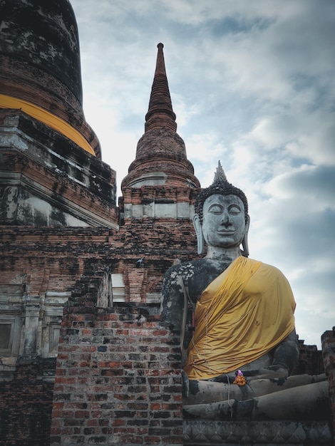 Antigua estatua de buda en Wat Thai o templo tailandés Dios gigante de Buda adora el arte de la arquitectura asiática