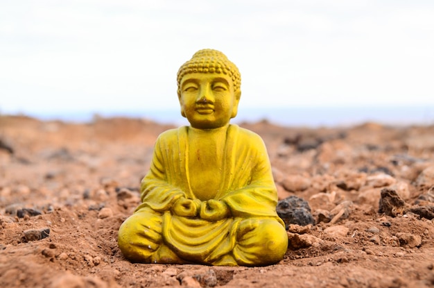 Una antigua estatua de Buda