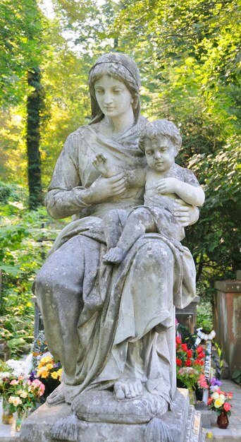 Antigua estatua en el cementerio de Lychakiv en Lviv Ucrania