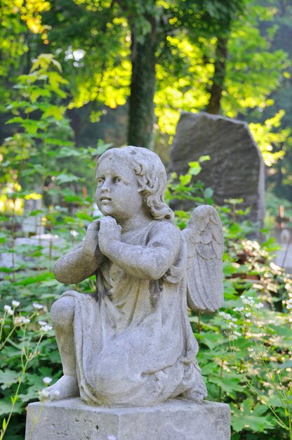 Antigua estatua en el cementerio de Lychakiv en Lviv Ucrania