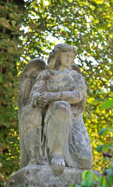 Antigua estatua en el cementerio de Lychakiv en Lviv Ucrania