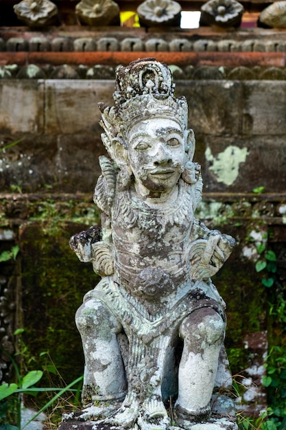 Antigua estatua de criatura mítica en bali indonesia