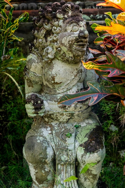 Antigua estatua de criatura mítica en bali indonesia