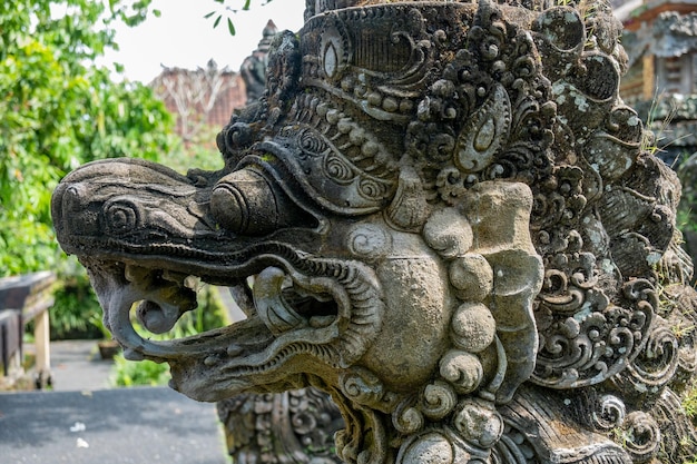 Antigua estatua de criatura mítica en bali indonesia