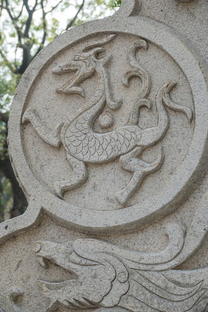 Antigua estatua de dragón en Laoshan cerca de Qingdao