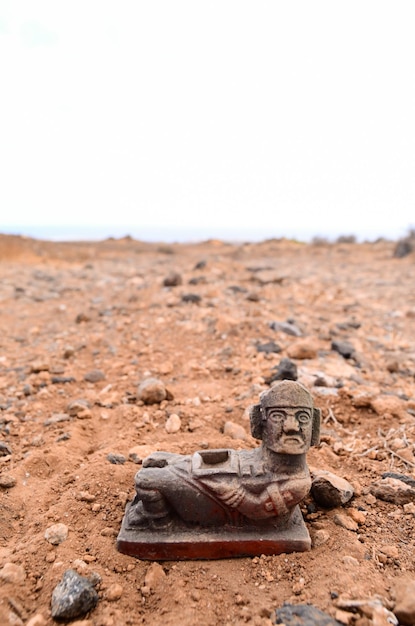 Antigua estatua maya en el desierto de las rocas