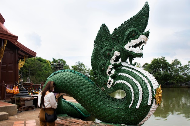 Antigua estatua naga o naka antigua del templo Wat Pa Klong 11 para los viajeros tailandeses que viajan visitan y respetan la oración y la bendición del culto del misterio sagrado en la ciudad de Pathumthani en Pathum Thani Tailandia