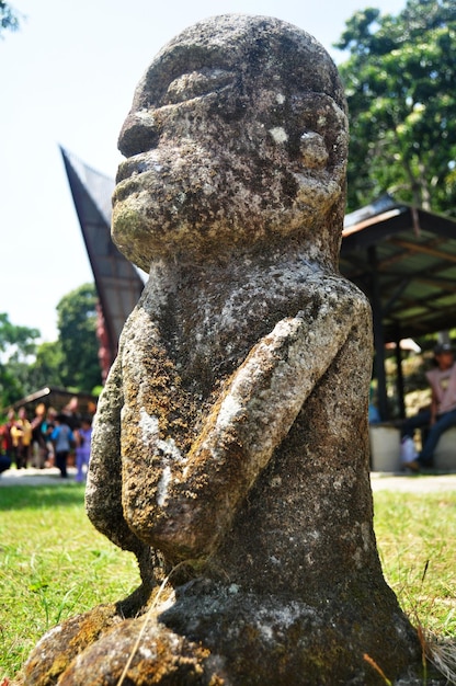 Antigua estatua de piedra de Batu Kursi Raja Siallagan o Huta Stone Chair del Rey Siallagan para indonesios y viajeros extranjeros en Samosir en Sumatera Utara o Sumatra del Norte Indonesia