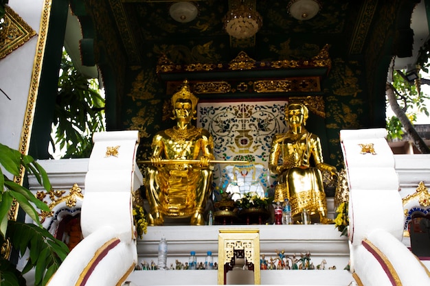 La antigua estatua del rey Mangrai del Reino de Lanna o el antiguo monumento del rey Mengrai de Ngoenyang para los viajeros tailandeses que viajan visitan y respetan la bendición de la oración en la ciudad de Chiangrai en Chiang Rai Tailandia