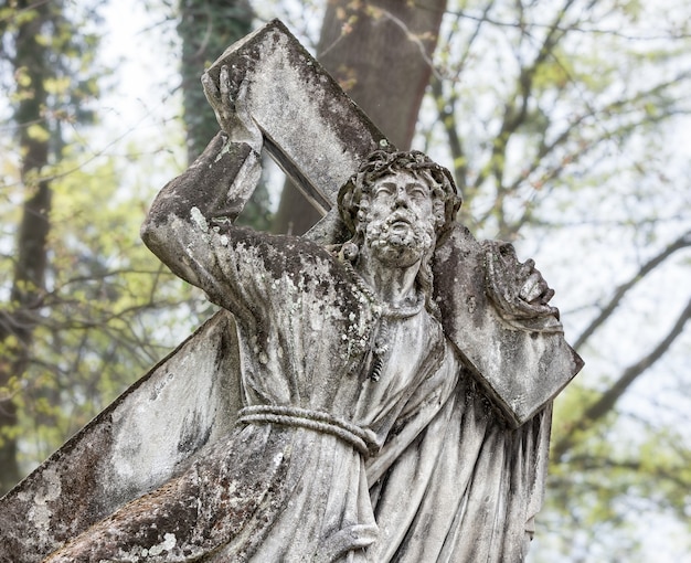 Antigua estatua en la tumba en el cementerio Lychakivskyj de Lviv, Ucrania.