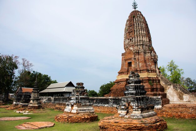 La antigua estupa arruina el chedi prang del templo Wat Phra Si Rattana Mahathat para que los tailandeses viajen, visiten y respeten la bendición de la oración, el deseo del misterio sagrado, la adoración de Buda en Suphanburi en Suphan Buri, Tailandia