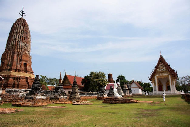 La antigua estupa arruina el chedi prang del templo Wat Phra Si Rattana Mahathat para que los tailandeses viajen, visiten y respeten la bendición de la oración, el deseo del misterio sagrado, la adoración de Buda en Suphanburi en Suphan Buri, Tailandia