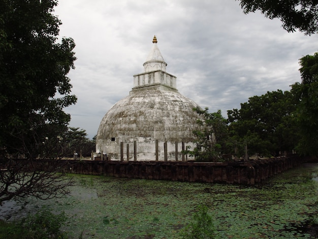 La antigua estupa cerca del parque nacional de Yala en Sri Lanka
