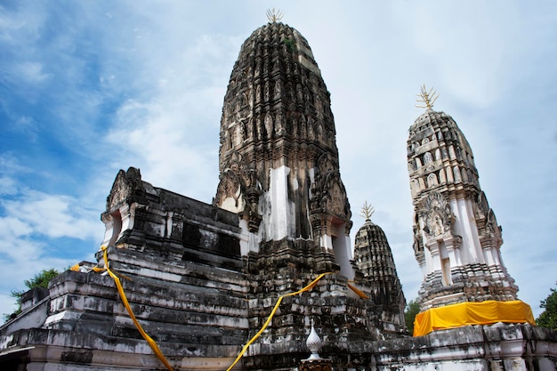Antigua estupa de Na Phra That y ruinas chedi prang del templo Wat Mahathat Worawihan para los viajeros tailandeses que visitan y respetan la bendición de oración desean el santo misterio de adoración a Buda en Ratchaburi Tailandia