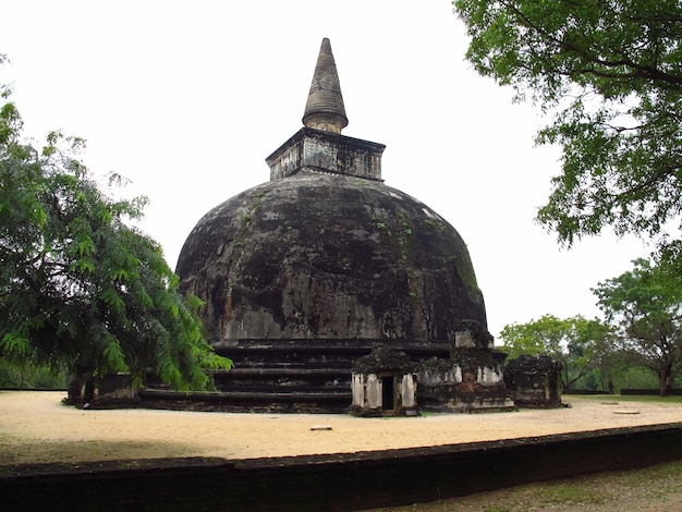 La antigua estupa en el parque Polonnaruwa, Sri Lanka