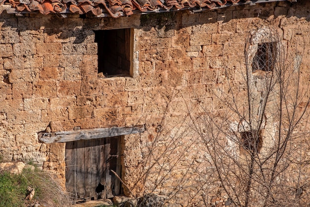 antigua fachada de una casa abandonada