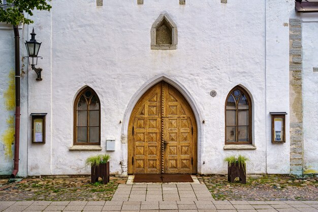 Antigua fachada de la Iglesia de Santa María en Tallin, Estonia.