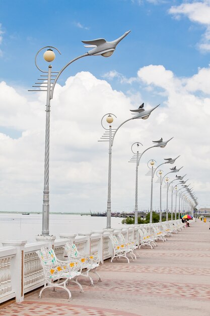 Una antigua farola gris de Tailandia