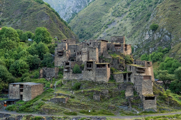 Antigua fortaleza en la aldea de montaña de Shatili, ruinas del castillo medieval en Georgia.