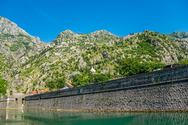 La antigua fortaleza de Boko-Kotor se encuentra en la ladera de la montaña.