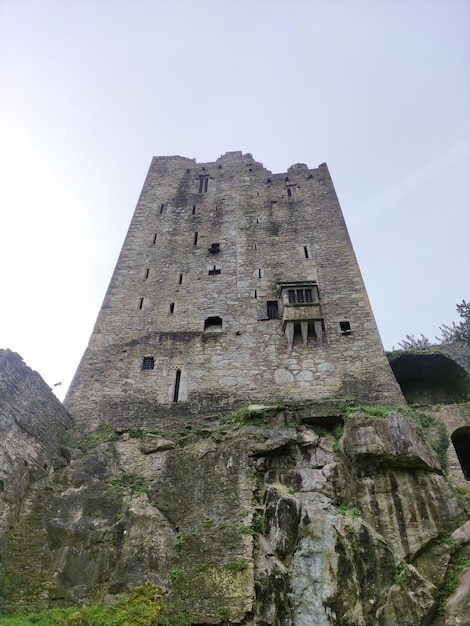 Antigua fortaleza celta de pie sobre una roca Castillo de Blarney en Irlanda fondo de arquitectura antigua