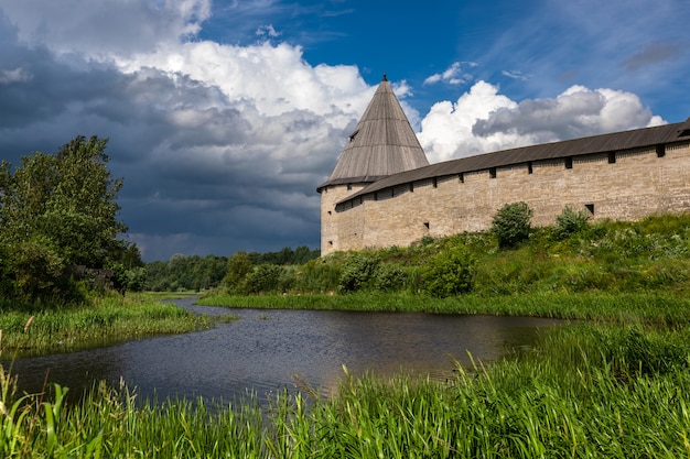 Antigua fortaleza de Ladoga en la orilla del río. Rusia