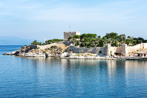 Antigua fortaleza en el mar en un día soleado contra un cielo azul claro. Precioso paisaje.