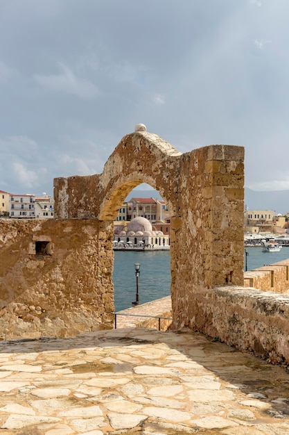 Antigua fortaleza veneciana marina medieval urbana a la ciudad de la isla de Chania Creta Grecia en un día soleado