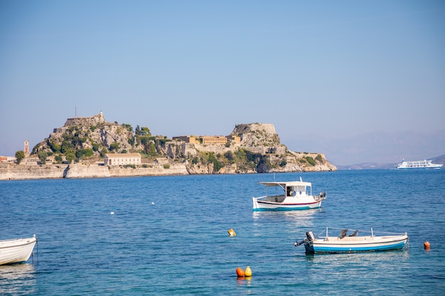 Antigua fortaleza veneciana y templo helénico en Corfú, Islas Jónicas, Grecia