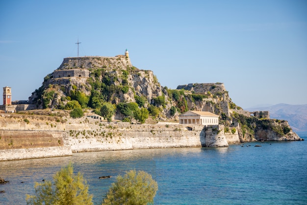 Antigua fortaleza veneciana y templo helénico en Corfú, Islas Jónicas, Grecia